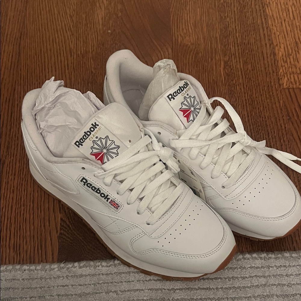 NWT Reebok White Leather Sneakers